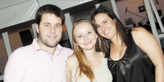 Eduardo Limonta, Lívia Gomes e Carolina Bachur em noite de música boa no bar Nó na Madeira